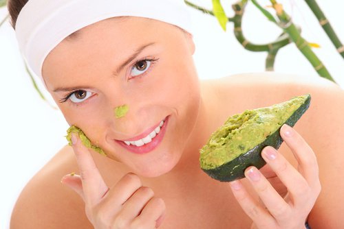 O mască de avocado ține la distanță cearcănele