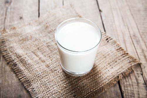 Puțin lapte de ajută să elimini cearcănele în mod natural