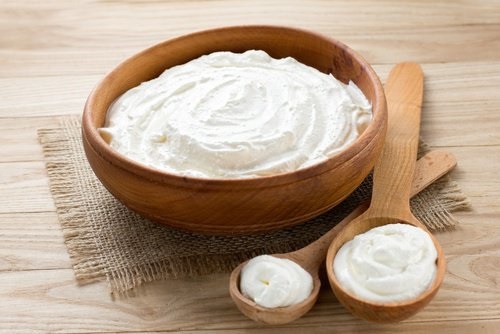 Printre altele, iaurtul natural te ajută să combați colita