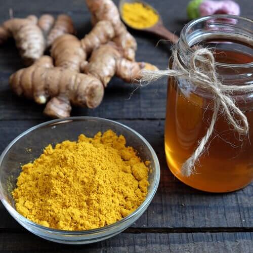 Curcuma cu miere elimină petele de pe față