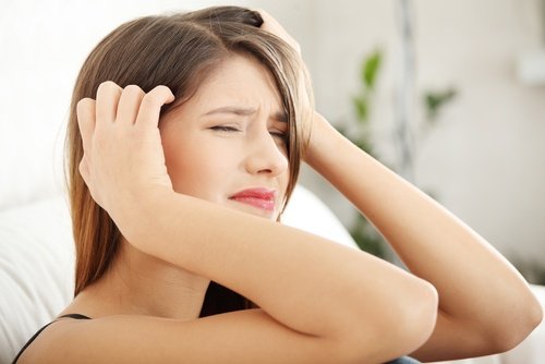 Durerile de cap sunt simptome frecvente ale hipotiroidismului