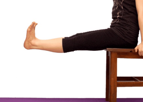 Extensii pe scaun care întăresc genunchii cu leziuni