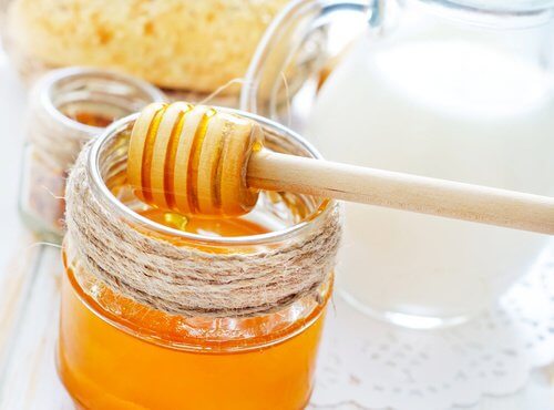 Miere de albine în măști de păr hidratante