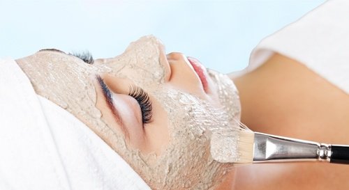 Tratamentele naturale sunt ideale pentru a elimina petele de pe față