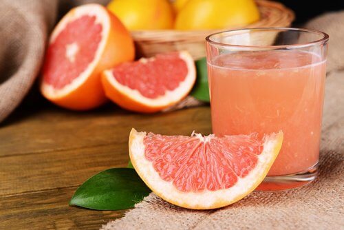 Tratamente alternative pentru ficatul gras precum sucul de grepfrut