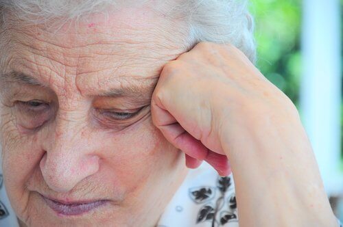 Argintul coloidal ameliorează durerile care afectează vârstnicii