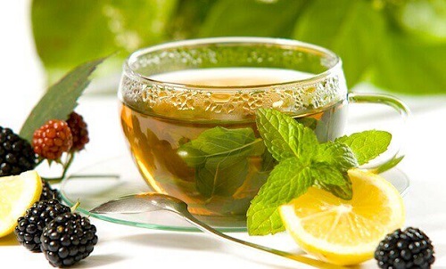 Printre altele, ceaiul verde poate fi combinat cu zeamă de lămâie
