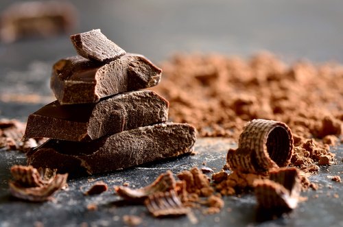 Ciocolata neagră ține sub control hipotensiunea