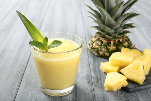 Un smoothie cu căpșune și ananas poate fi servit în orice parte a zilei