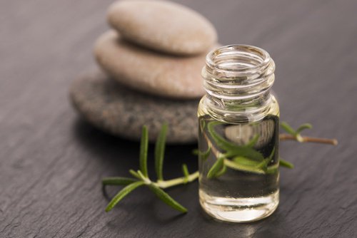 Rozmarinul poate fi folosit la prepararea unui deodorant natural