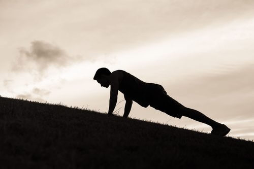 Scândura este un exercițiu eficient pentru un abdomen plat