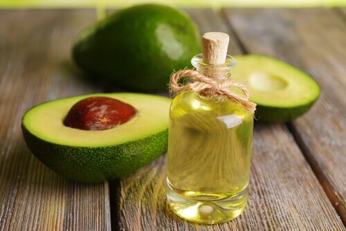 Uleiul de avocado elimină ridurile de pe gât