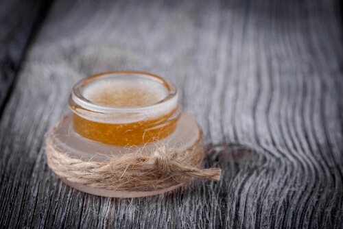 Combinația de ulei de măsline și miere îngrijește pielea