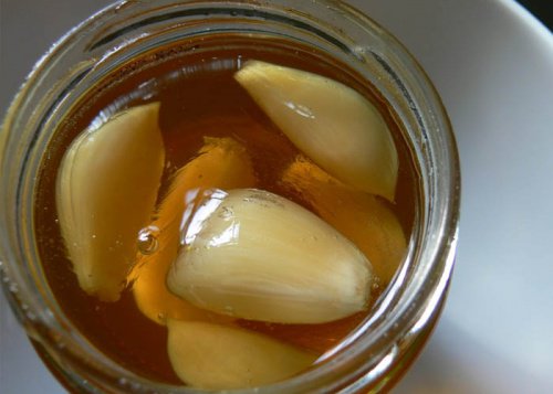Siropul de usturoi și miere ameliorează simptomele bronșitei