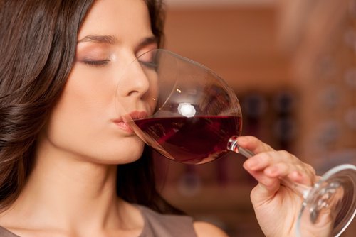 Alcoolul este una dintre principalele cauze ale ticurilor oculare