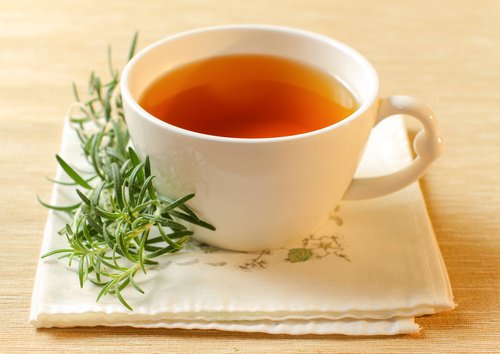 Ceaiul de rozmarin este printre cele mai bune tratamente interne pentru acnee