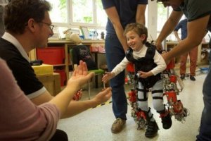A fost creat un exoschelet pentru copiii paraplegici