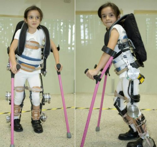 Acest exoschelet pentru copiii paraplegici i-ar putea ajuta să meargă