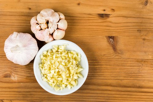 O mască pe bază de usturoi ce detoxifică pielea în mod natural
