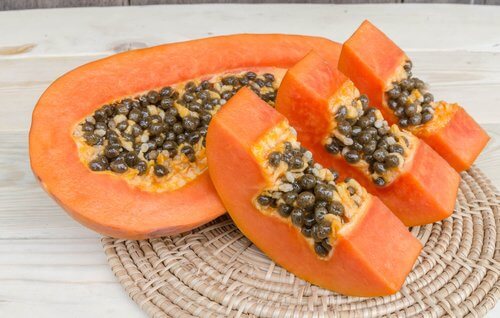 Măști faciale cu fructe precum papaya