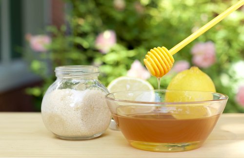 Remediu cu miere și lămâie pentru estomparea ridurilor
