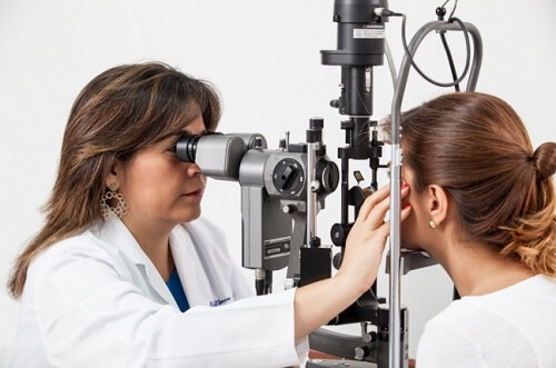 Medicul oftalmolog îți poate oferi mai multe informații importante despre cataractă