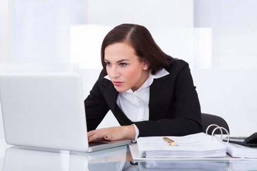 O postură corectă ajută la ameliorarea durerii de spate