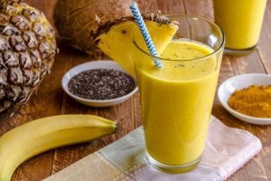 Smoothie cu banane și curcuma care curăță ficatul