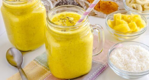 Acest smoothie cu banane și curcuma are multe ingrediente sănătoase