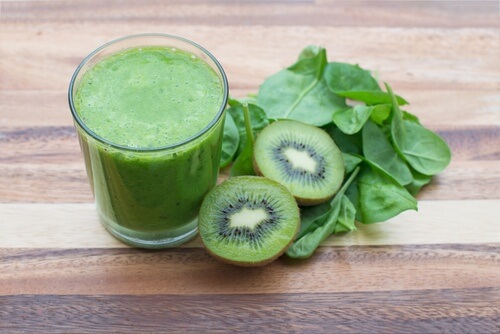Smoothie laxativ cu kiwi pentru a trata constipația