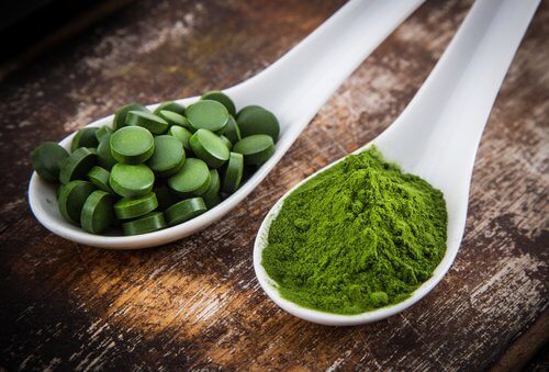 Spirulina protejează ficatul și plămânii