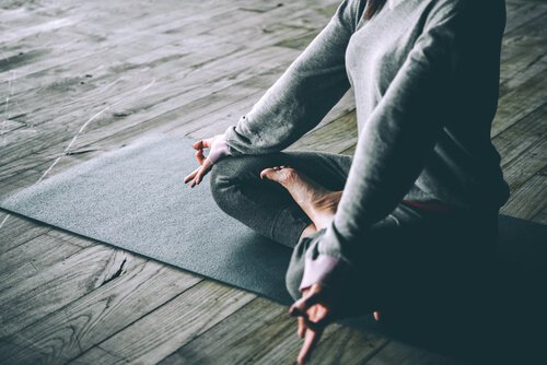 Practică yoga pentru a combate stresul și a preveni albirea părului
