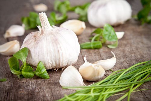 Usturoiul intră în categoria de alimente care detoxifică ficatul