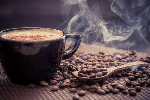 O cană de cafea intră în categoria de alimente care irită vezica urinară