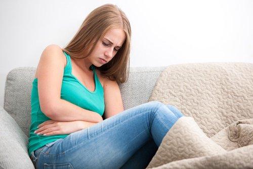 Durerile din zona pelviană pot fi simptome ale fibromului uterin