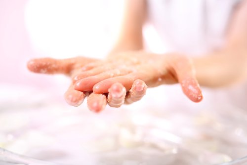 Exfoliante naturale pentru mâini