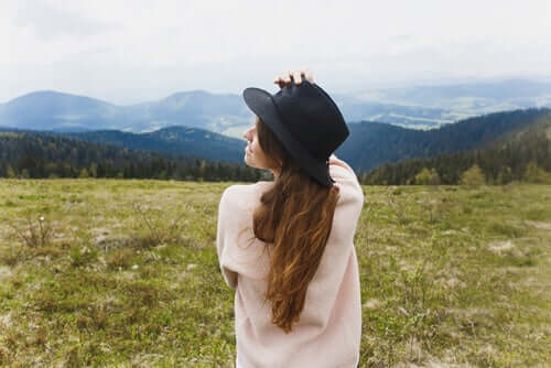 Fată purtând o pălărie în natură