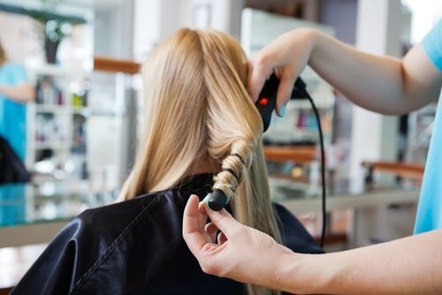 Îngrijirea părului cu folii de aluminiu nu se face doar la salon