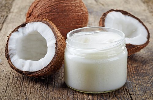 Uleiul de cocos întinerește pielea din jurul ochilor