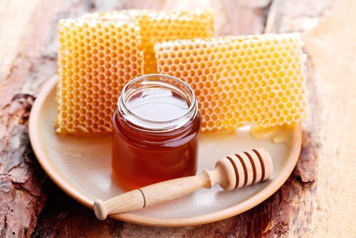 Măști antirid cu miere și alte ingrediente benefice pielii