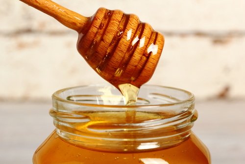Mierea este un bun remediu pentru călcâie uscate și crăpate