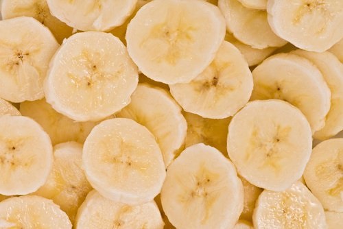 Banane obținute de la pomi fructiferi crescuți în ghiveci