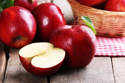 Fructe ca merele pot fi remedii naturiste care elimină tartrul