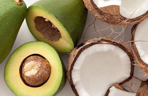 Smoothie cu avocado pentru colesterol ce conține și cocos