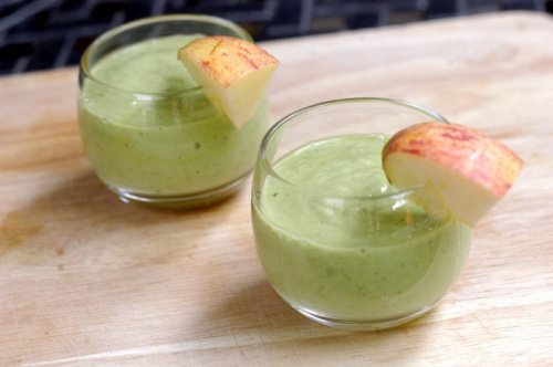 Smoothie cu avocado pentru colesterol cu bucăți de mere
