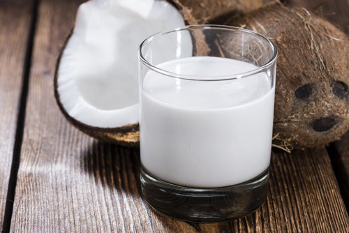 Smoothie sănătos cu gimbir, cocos și sfeclă ce oferă diverse beneficii