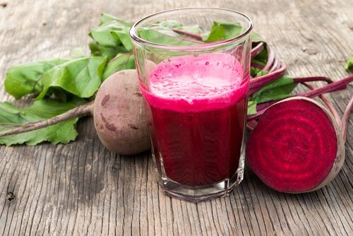Smoothie sănătos cu ghimbir, sfeclă și ingrediente medicinale