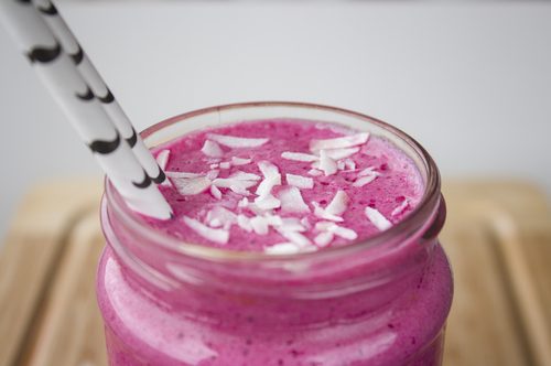 Un smoothie sănătos cu ghimbir, cocos și sfeclă Un smoothie sănătos cu ghimbir, cocos și sfeclă