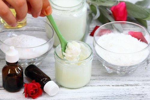 Exfoliante naturale din ulei de cocos și bicarbonat de sodiu