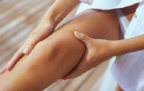 Uleiul de rozmarin ajută la stimularea circulației la nivelul picioarelor